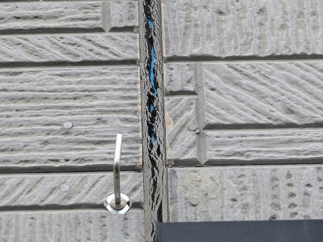 コーキングが傷んでいます