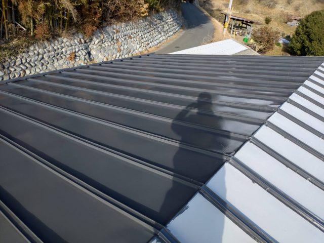 駒ヶ根市中沢M邸倉庫屋根中塗り