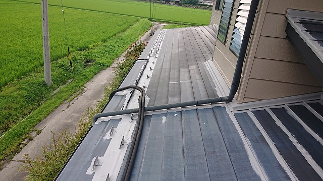 駒ケ根市トタン屋根下塗り3