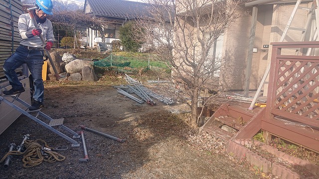 飯島町屋根外壁塗装足場1