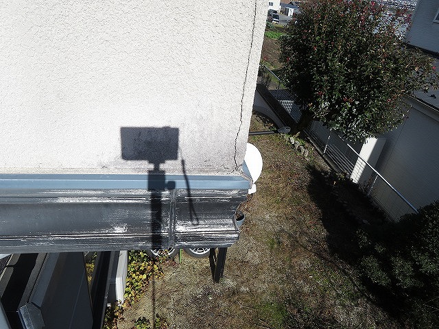 ベランダ外壁面に走る縦方向のクラック