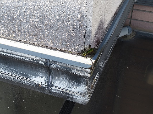 ベランダ立ち上がりのひび割れと端部の劣化