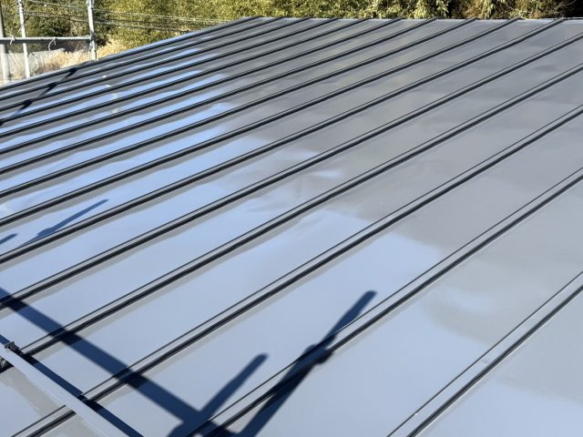 駒ヶ根市中沢M邸倉庫屋根上塗り