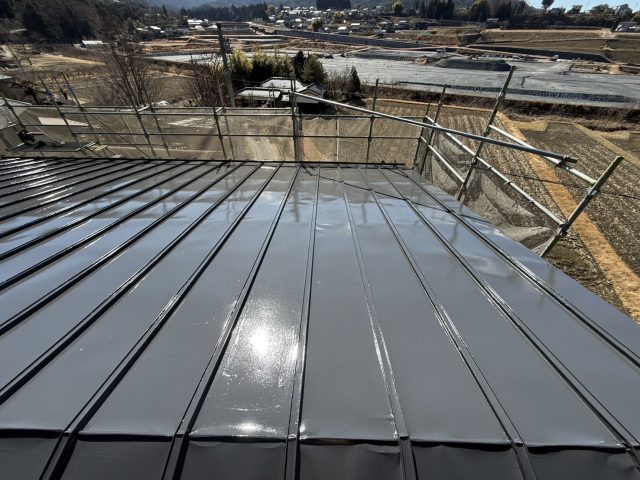 駒ヶ根市中沢M邸倉庫屋根中塗り