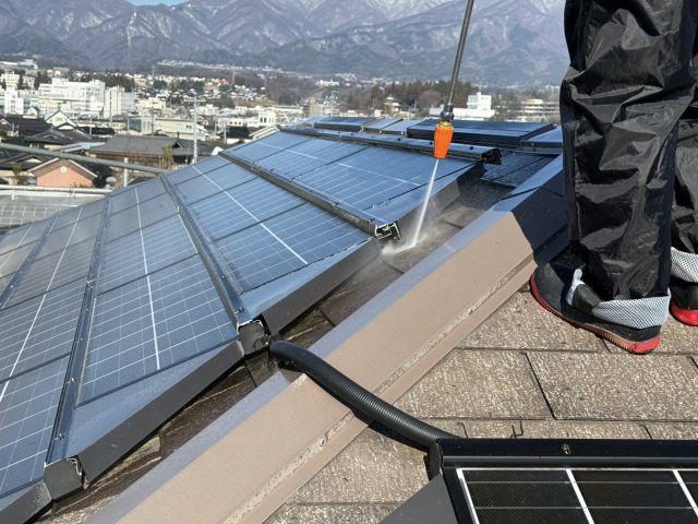 伊那市境K邸屋根の洗浄作業
