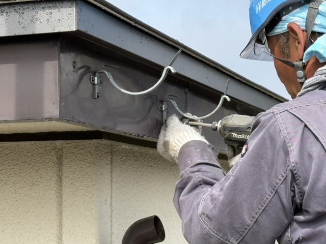 飯田市T邸雨樋交換工事金具取付