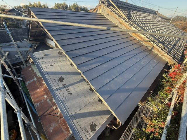 下條村S邸SGL鋼板屋根材横葺き