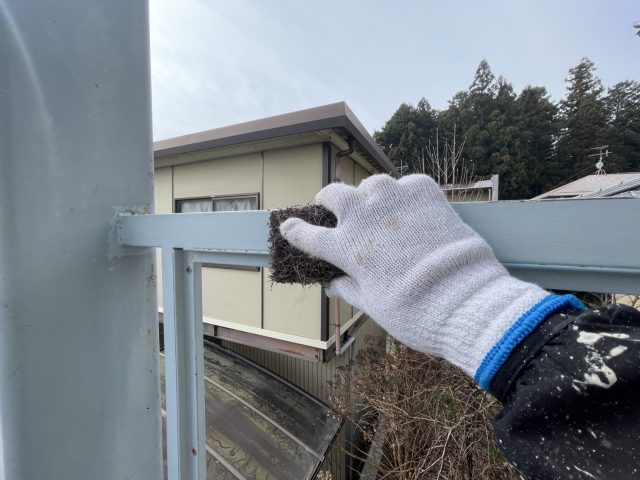 飯田市I邸目隠しフェンスのケレン作業