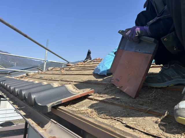 飯田市T邸屋根葺き替え瓦撤去