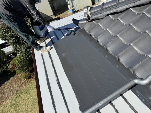 飯田市T邸トタン屋根中塗り