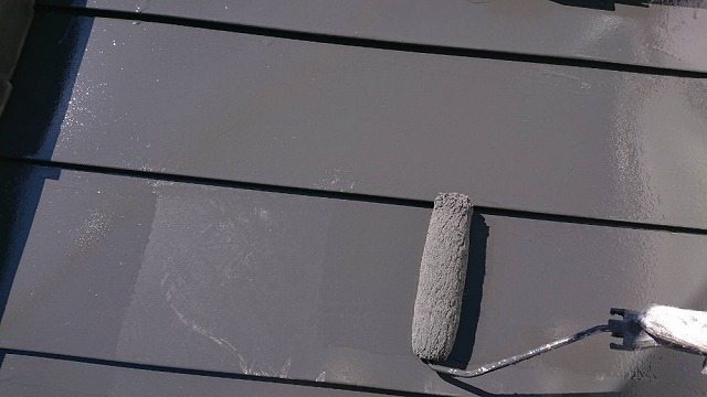 トタン屋根します　シャネツトップワン使用です　ローラーで塗ります　上塗りです
