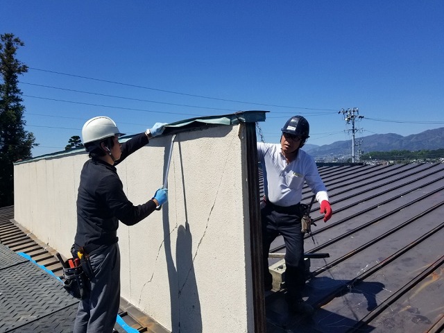 屋根上の外壁の撤去開始です。