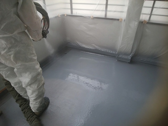 超速硬化ウレタンスプレーウレタンスプレーしています
