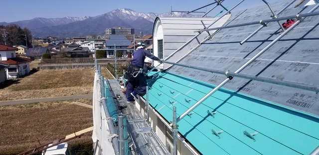 ガルバリウム鋼板横葺きを張っていきます