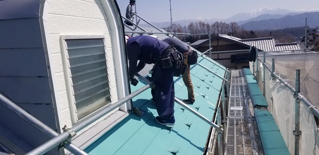 ガルバリウム鋼板横葺きを張っていきます