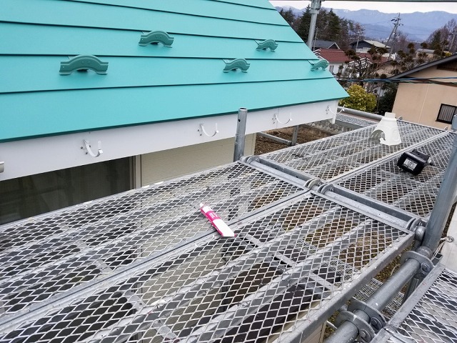 雨樋を交換します