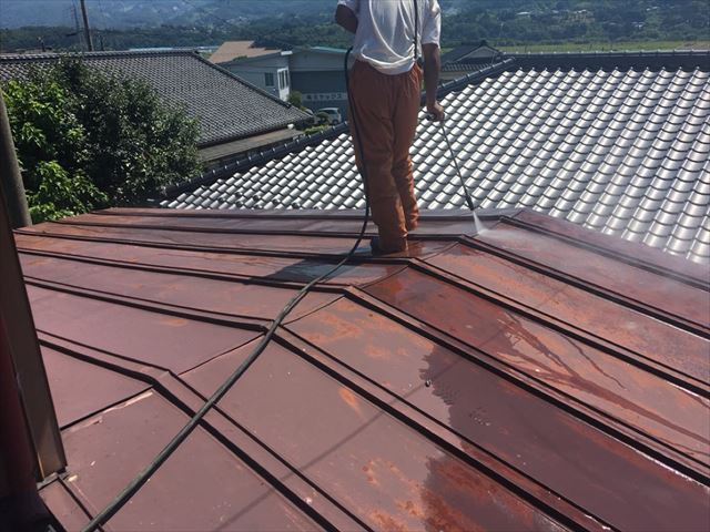 高圧洗浄しています
