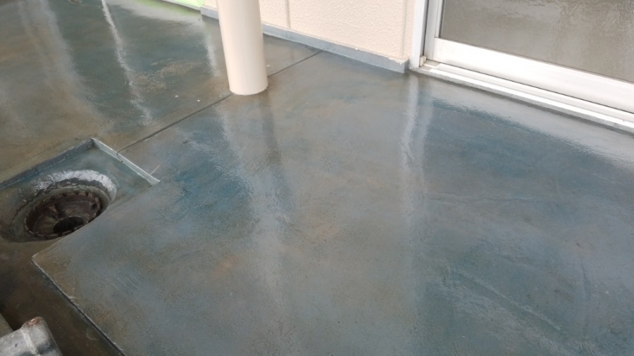 ウレタン防水施工開始です。プライマー塗布しました