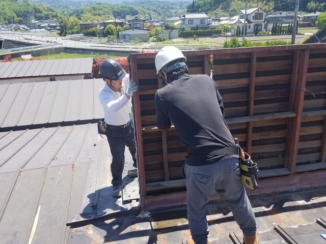 屋根上の外壁の撤去開始です。①