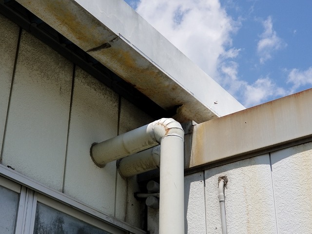 既存雨樋を撤去します