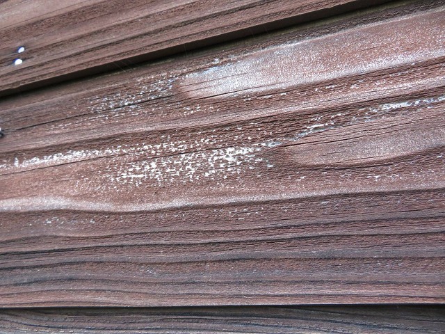 色あせや白化の進んだ木部