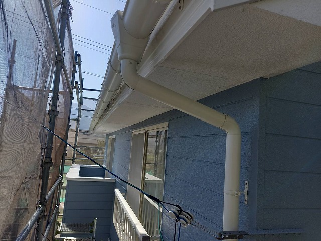 縦樋の交換と固定作業