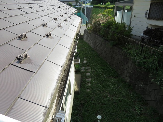 伊那市M邸雨樋施工前の汚れとカビの発生