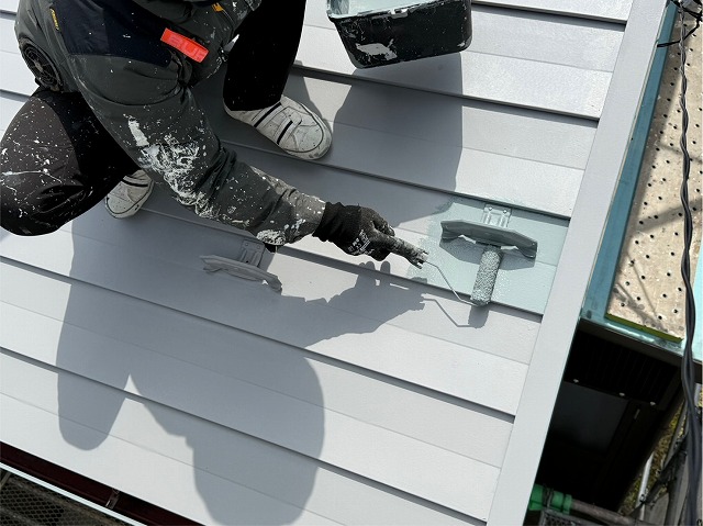 伊那市N邸屋根中塗り塗装開始