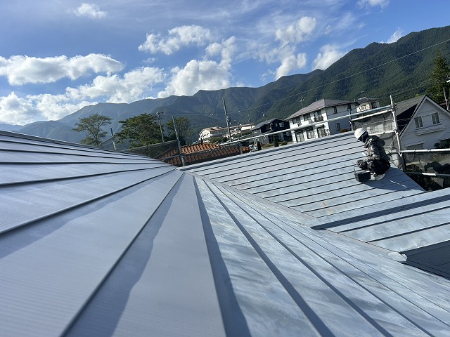 屋根塗装前の下地処理と錆止め塗布