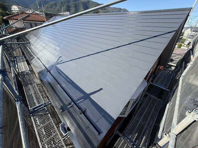 上塗り作業による美しい仕上がり