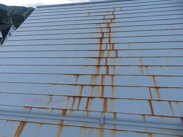 トタン屋根の広範な錆の発生