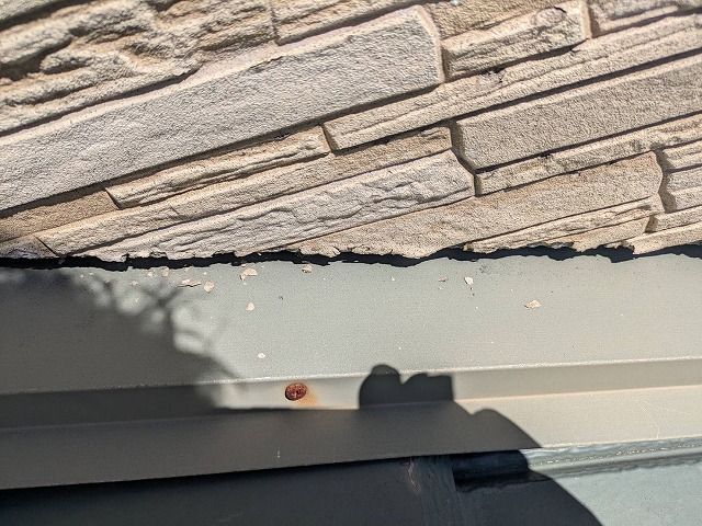 外壁際の剥がれと錆の発生