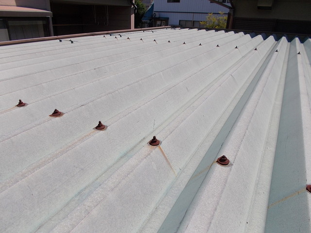 折板屋根の色褪せ