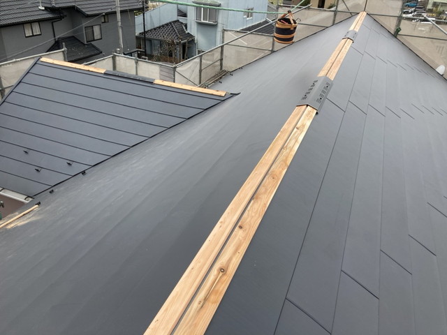 屋根重ね葺き　カバー工法