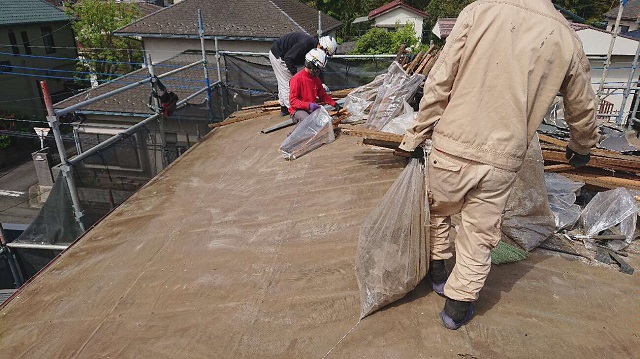 所沢市北中　セキスイかわらU屋根　葺き替え工事　剥がし作業