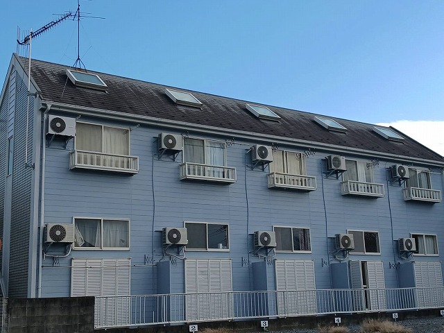 建物全景と劣化した屋根