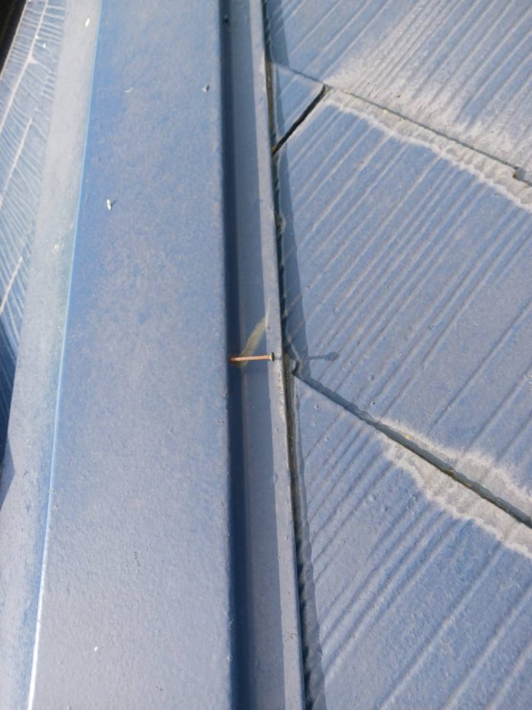 浮いた釘のある棟板金