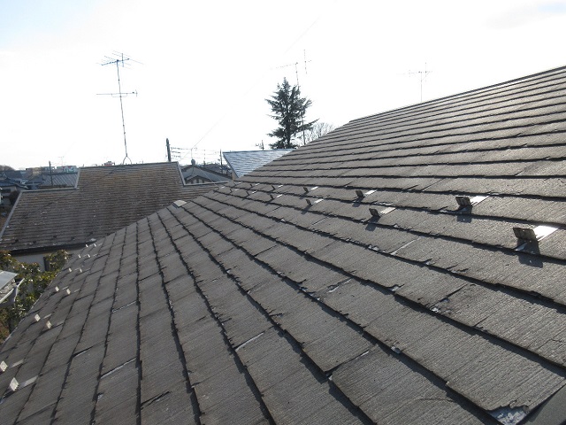 東京都　東村山市　屋根・外壁リフォーム　現地調査　スレート屋根のひび割れ確認