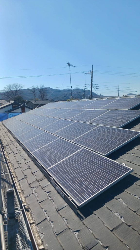屋根一面の太陽光パネル