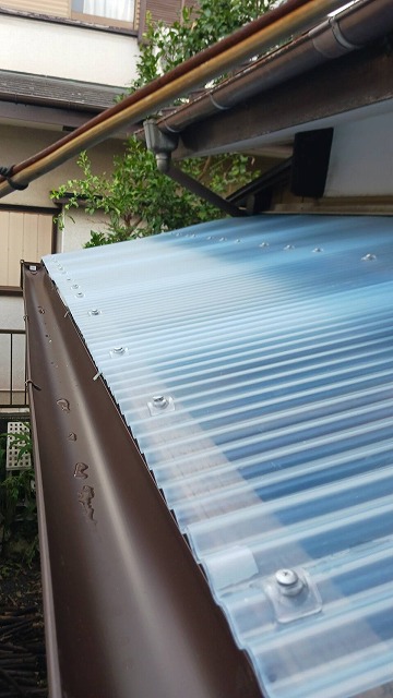 波板端部と雨樋