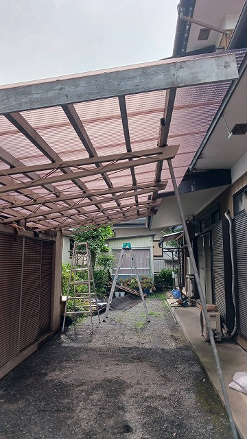 新しい波板の設置中