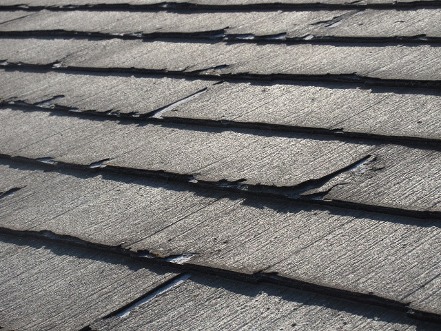 東京都　東村山市　屋根・外壁リフォーム　現地調査　スレート屋根のひび割れ確認2