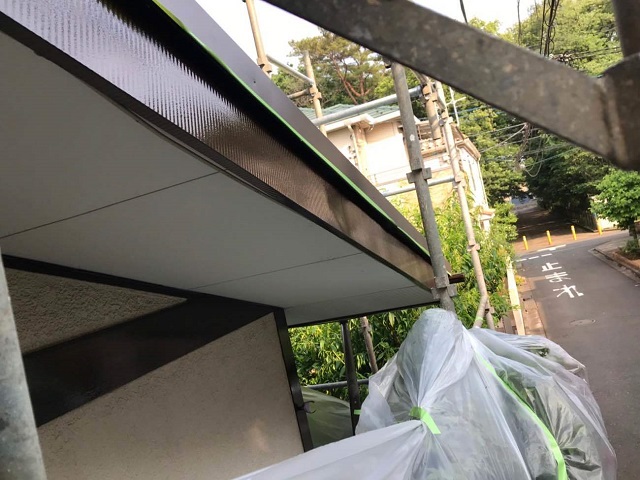 所沢市若狭　屋根葺き替え・カバー工事　付帯部塗装　破風・雨樋塗装作業