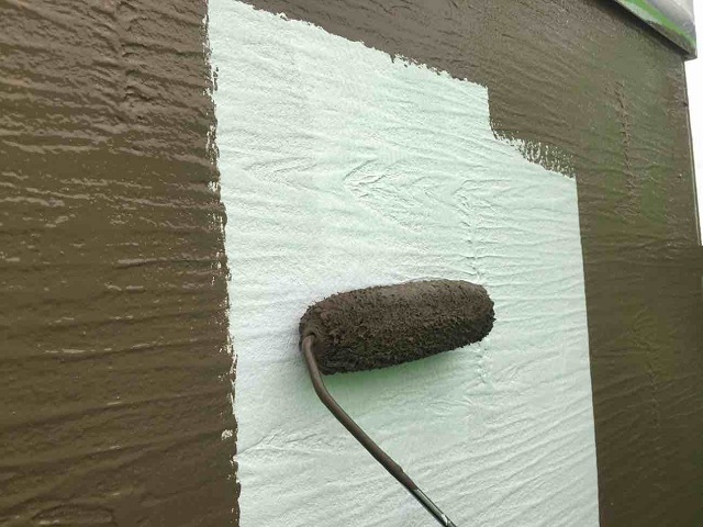 東京都　東村山市　屋根カバー工事　外壁塗装作業　付帯部塗装　ベランダ腰壁2