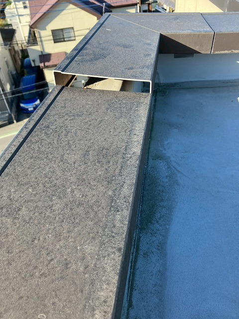 つなぎめが外れた笠木