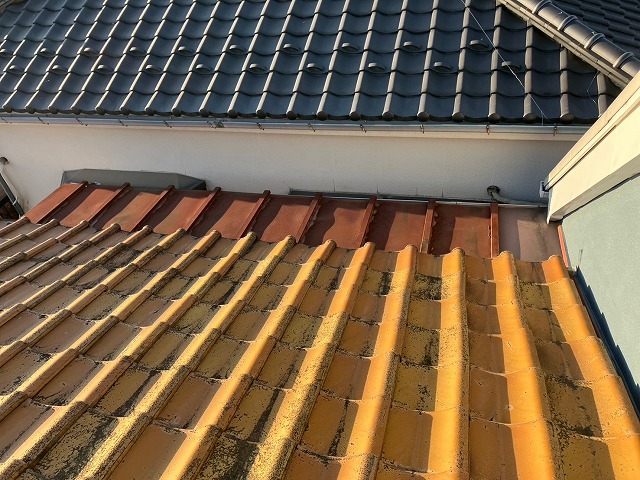 瓦屋根　劣化　色褪せ