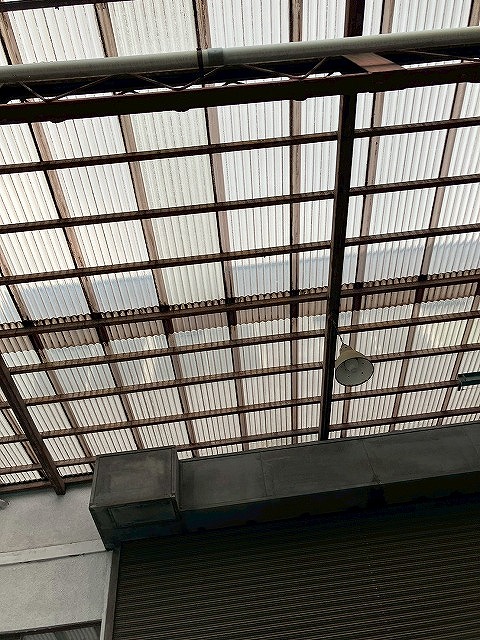 雨漏りが生じた倉庫屋根