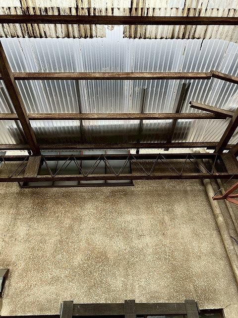 雨漏りしている工場倉庫
