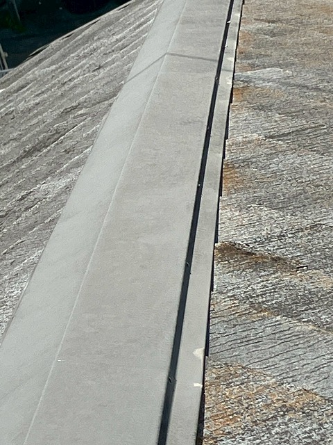 スレート屋根の棟板金