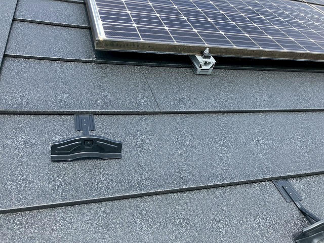 屋根材に太陽光の架台を取り付け